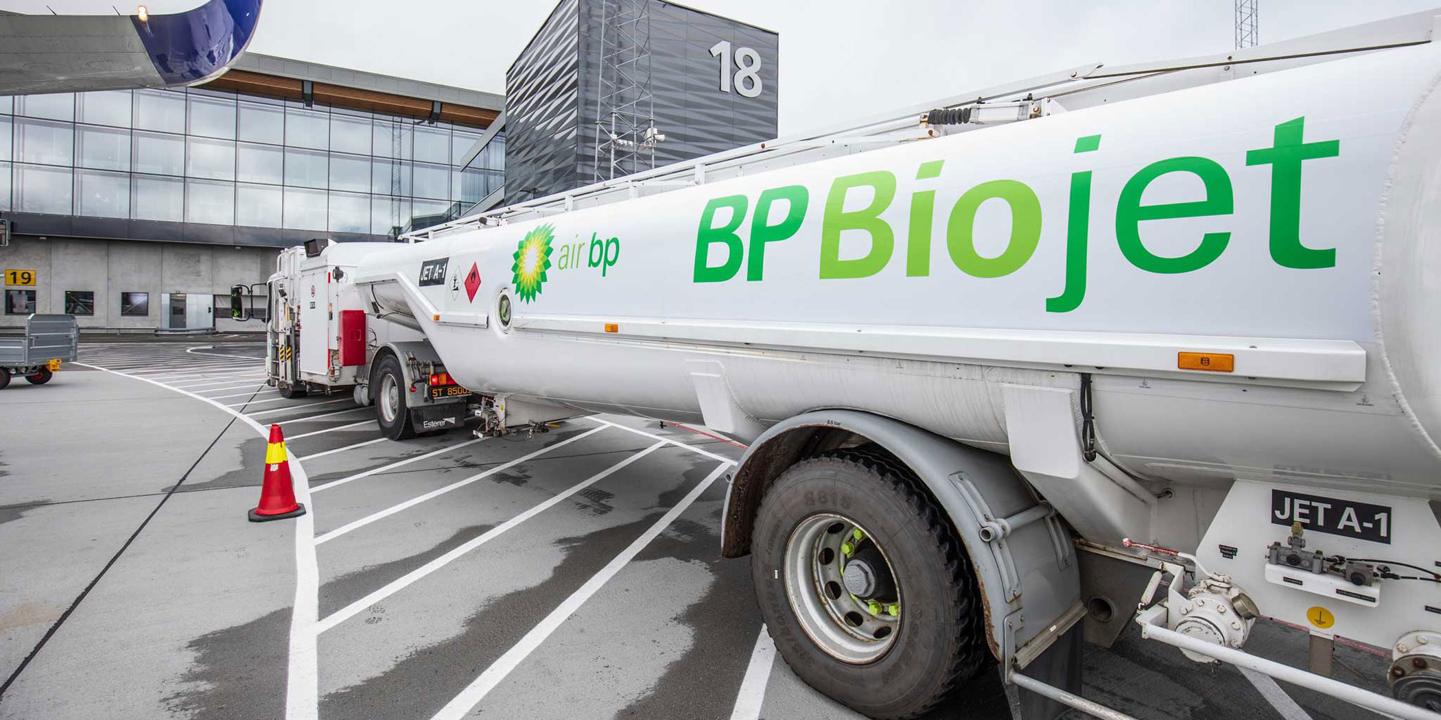 Sustainable aviation fuel refueler at airport