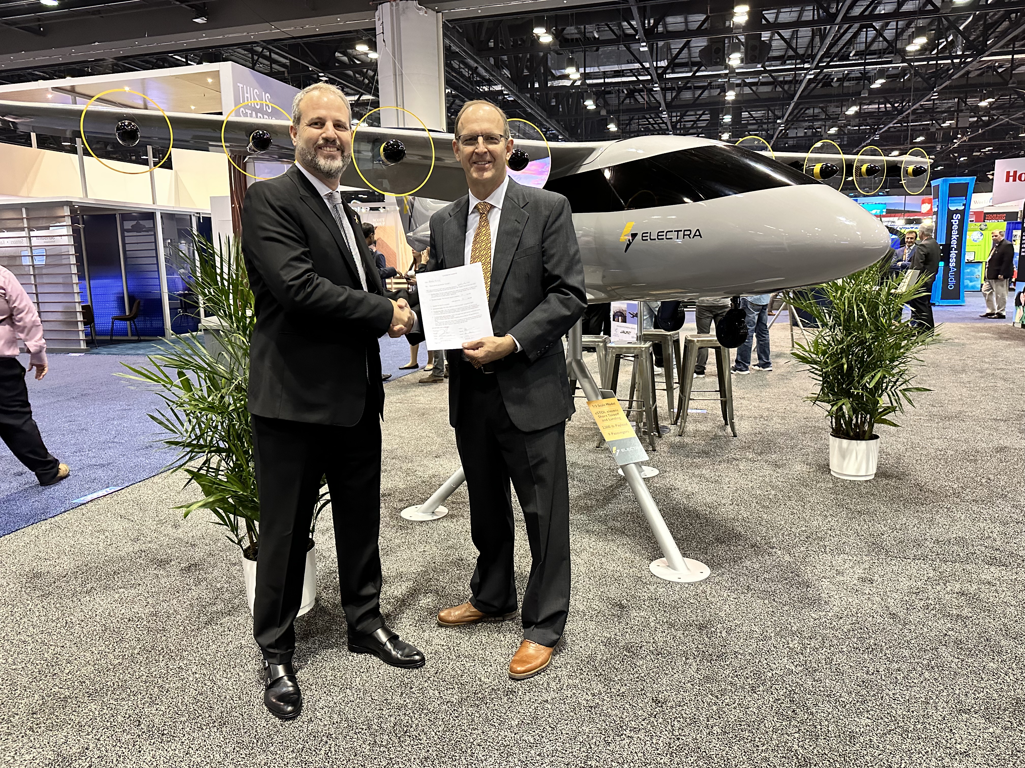 Electra chief product officer Marc Ausman (right) and Welojets founder Alfredo Lisdero sign a letter of intent at the NBAA-BACE show.