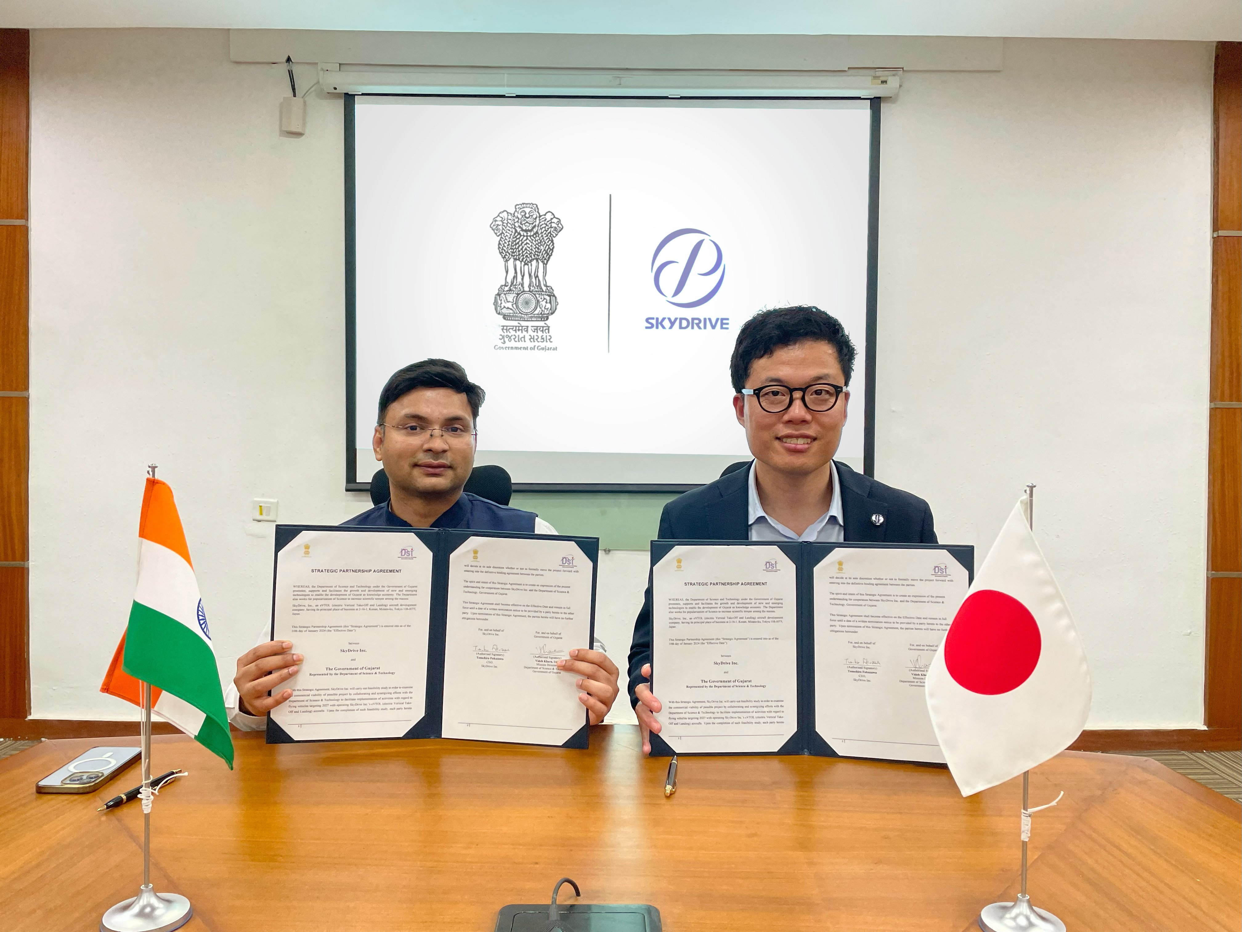 Videh Khara (left), mission director of the state of Gujarat's Department of Science & Technology signs a memorandum of understanding with SkyDrive CEO Tomohiro Fukuzawa.