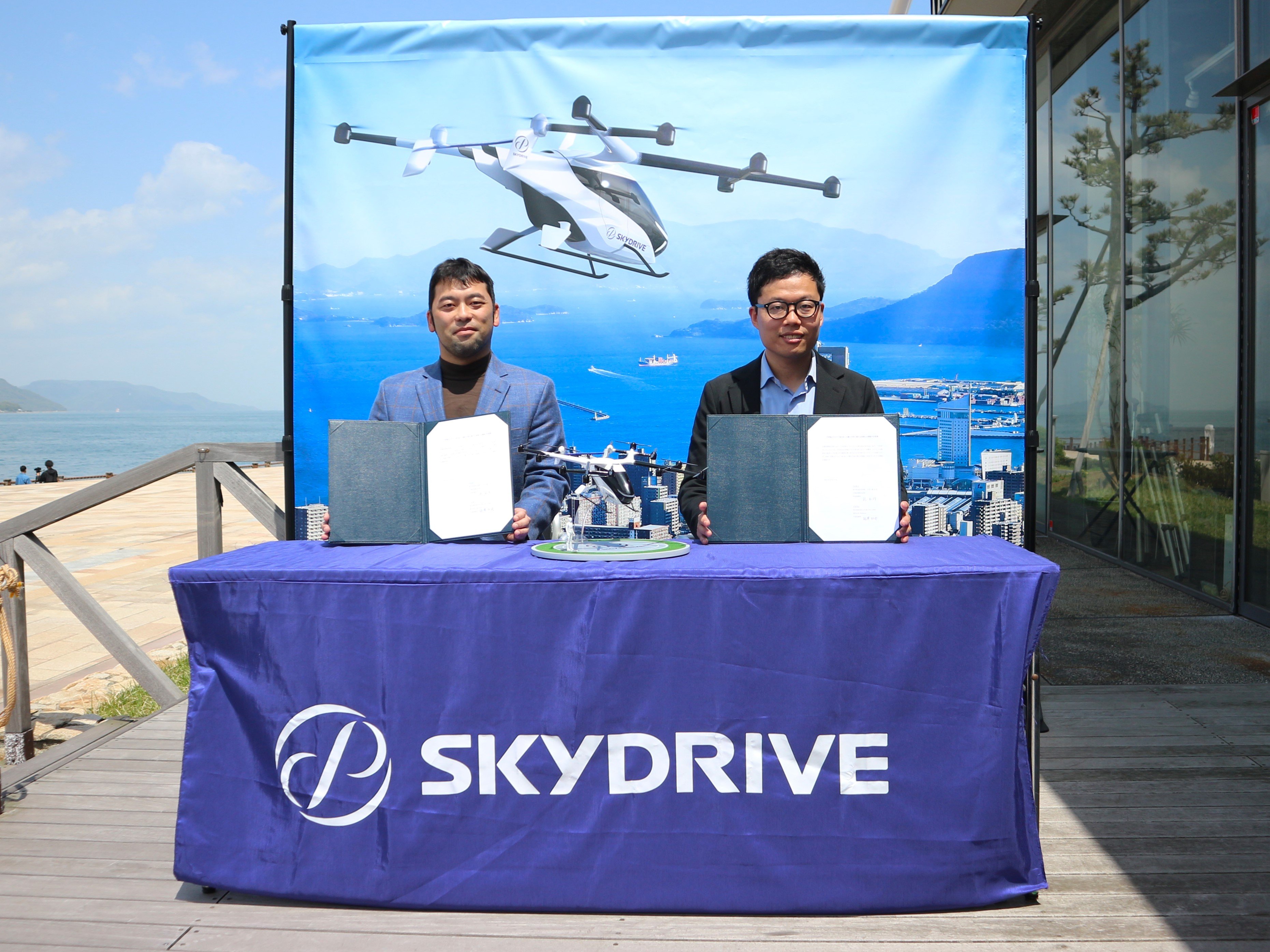 Taiho's president and CEO Kazuyuki Inui (left) signs a memorandum of understanding with SkyDrive CEO Tomohiro Fukuzawa