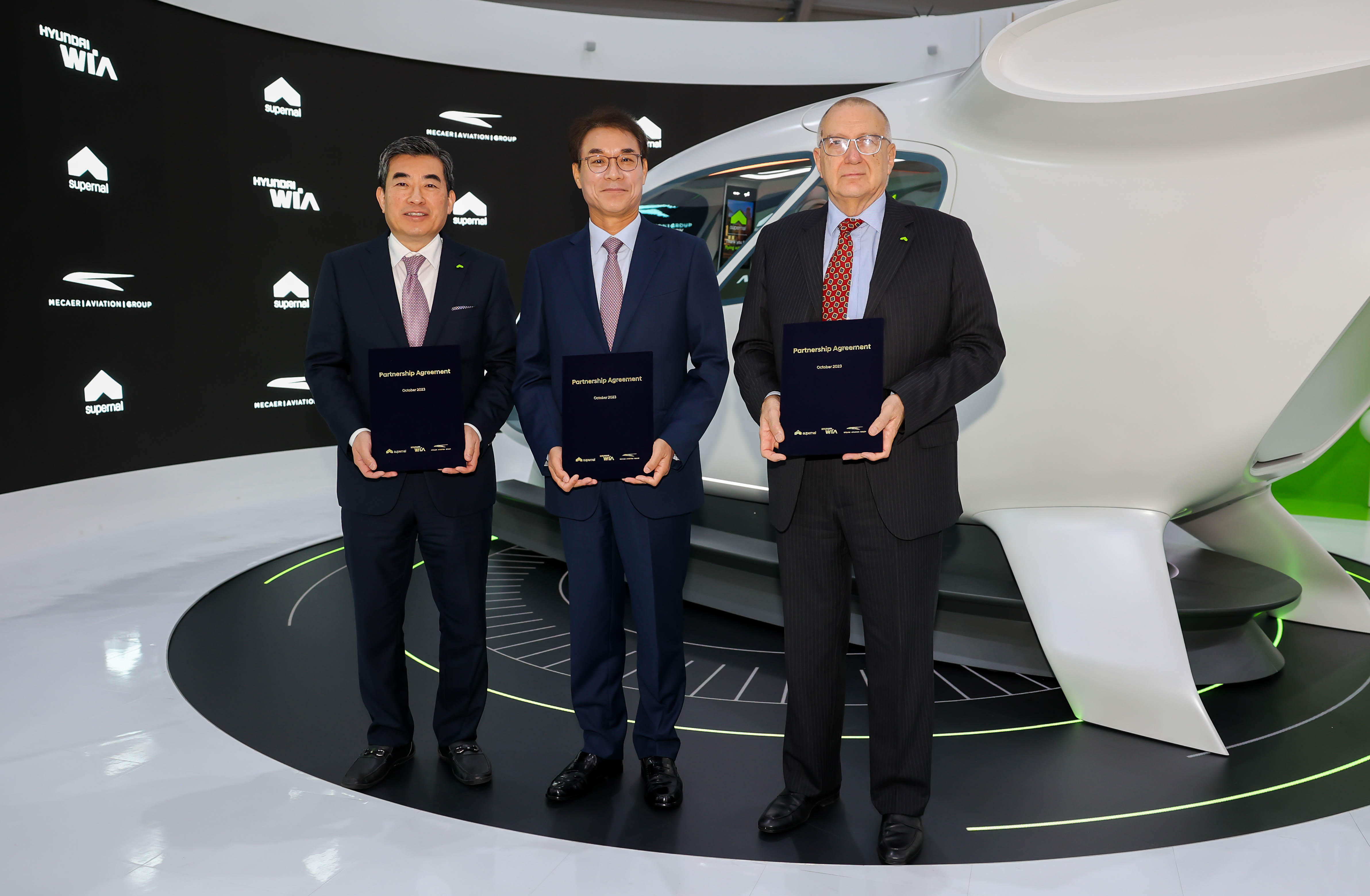 Left to right: Jaiwon Shin, president of Hyundai Motor Group and CEO of Supernal, Jae-Wook Jung, president and CEO of Hyundai WIA, and Bruno Spagnolini, CEO of Mecaer, agreed a partnership to develop eVTOL aircraft landing gear at the Seoul ADEX air show on October 18.