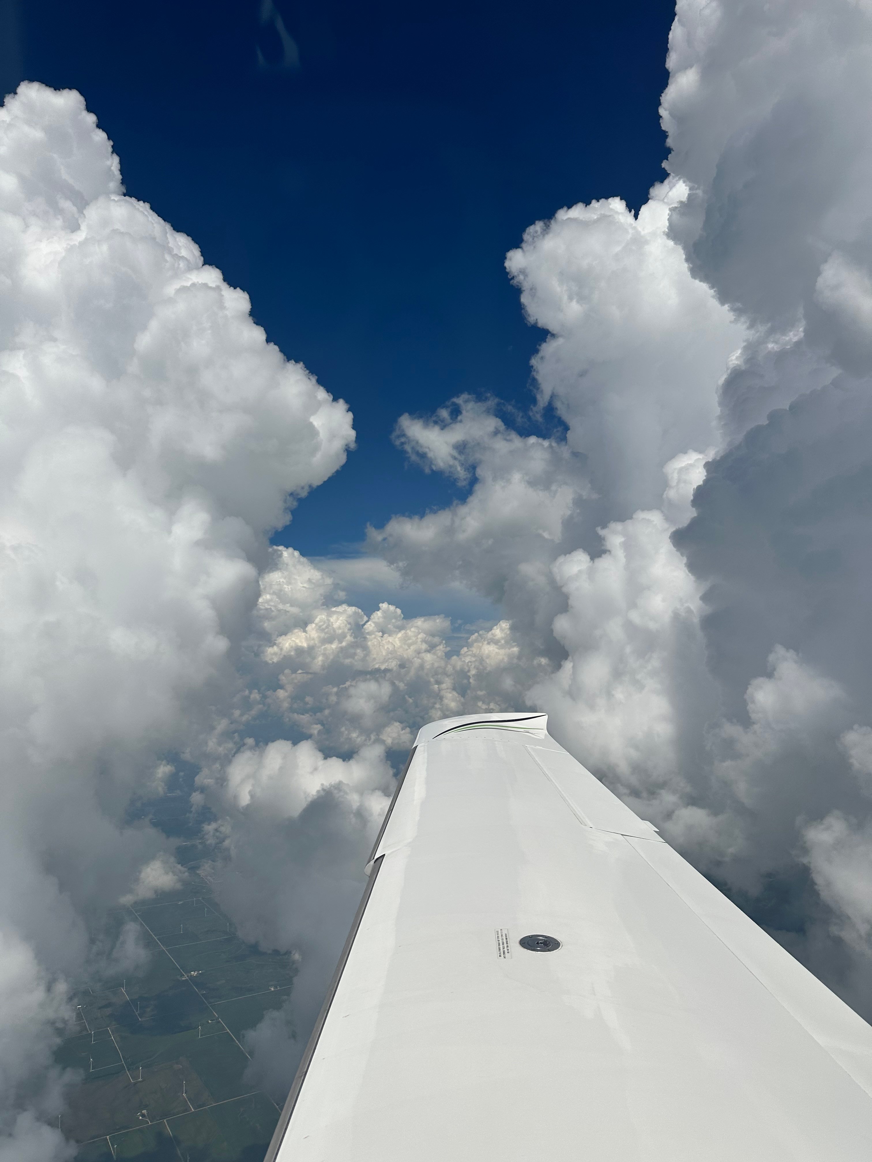Flying between cloud buildups