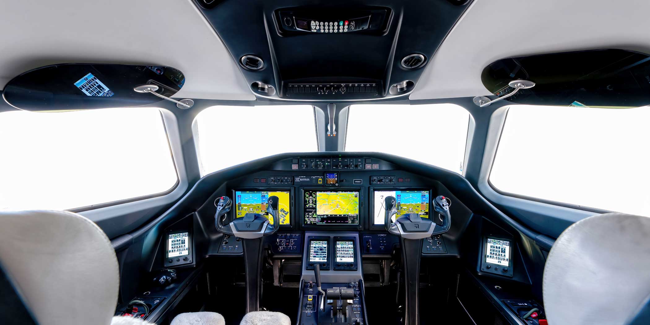 The Longitude’s spacious flight deck features Garmin’s G5000 avionics suite with four touchscreen controllers. 