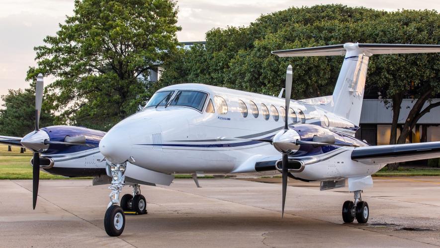 Um Beechcraft King Air 360 estacionado em uma pista